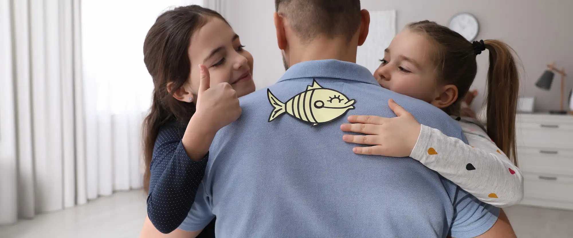 Deux jeunes filles collent un poisson en papier sur le dos de leur père pour le poisson d'avril. Les filles sourient et l'une d'elles fait un signe de pouce levé, montrant leur succès.